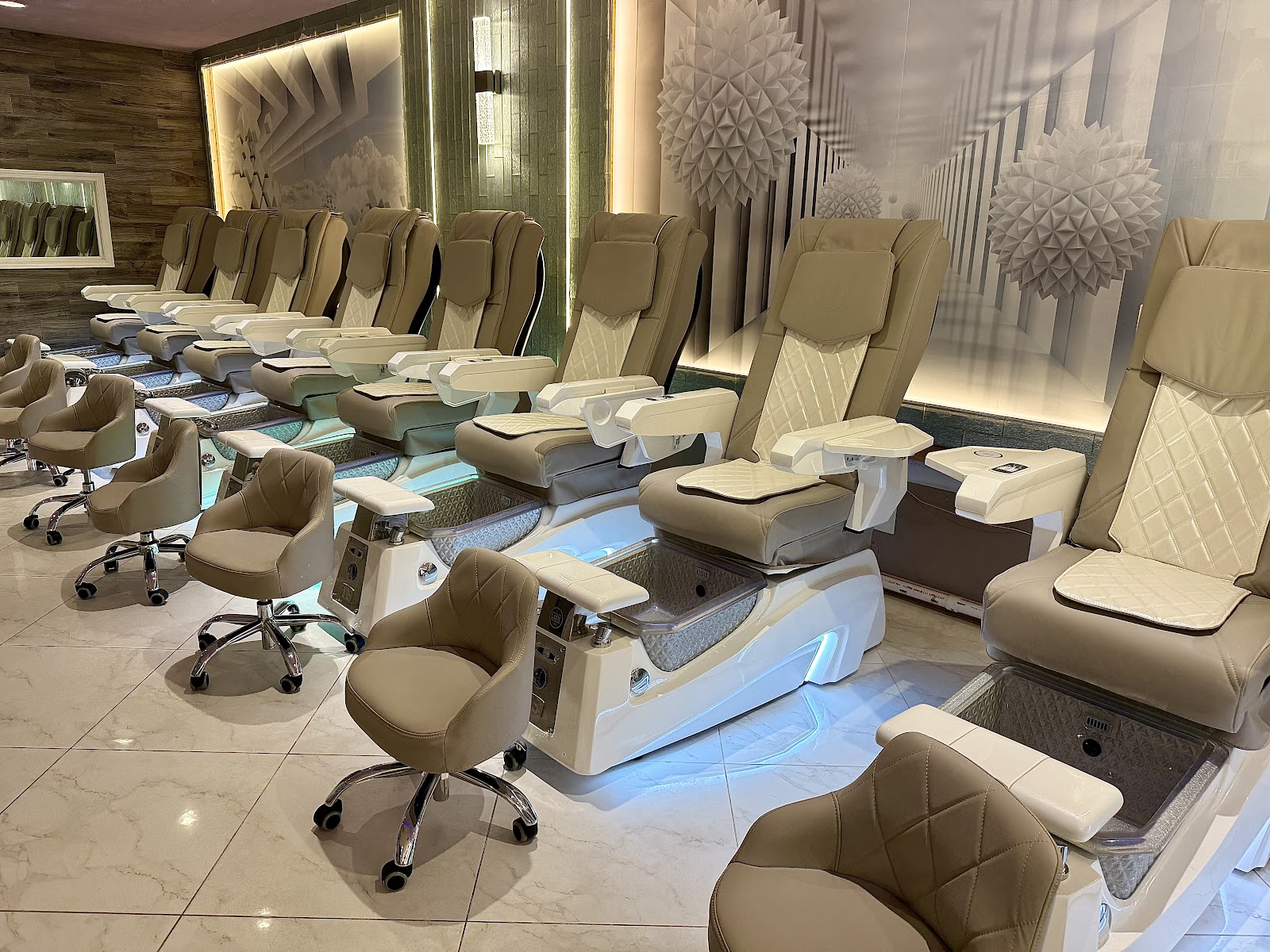 Creative Nails and Spa Mt Pleasant logo